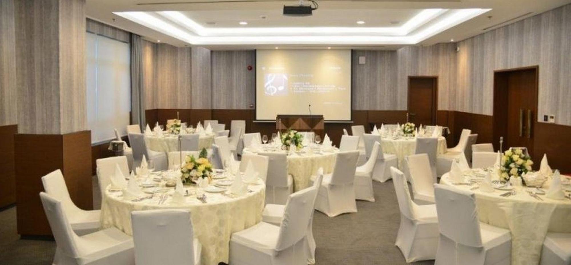 Room In Lodge - The Envoy Hotel And Suites Abuja Ngoại thất bức ảnh